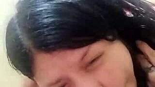 Le chupo la polla a mi hermanastro y me termina en la boca