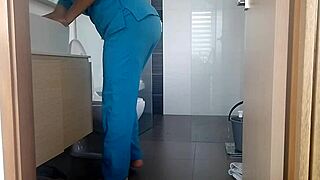 Esta Empleada Doméstica Sabe Cómo Conservar Su Trabajo