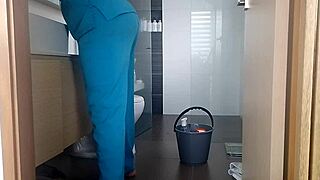 Esta Empleada Doméstica Sabe Cómo Conservar Su Trabajo