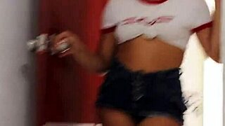 Mi Nueva Compañera De Cuarto Colombiana Me Regala Un Juguete Sexual De Tantaly Ella Quiere Saber Que Vagina Se Siente Real La De Ella O La De La Muñeca