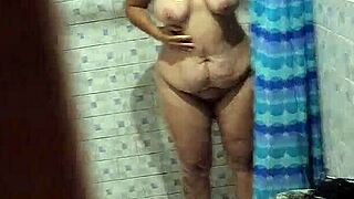 encuentro a la mama de mi mejor amigo en la ducha