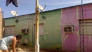 mi vecino no aguanta las ganas de verme mi culo grande con mi vestido corto