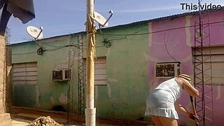 mi vecino no aguanta las ganas de verme mi culo grande con mi vestido corto