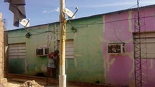 mi vecino no aguanta las ganas de verme mi culo grande con mi vestido corto