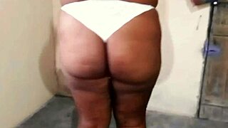 Esposa Bbw Da Bunda Grande Experimentando As Calcinhas Fio Dental Que Ganhou Do Vizinho Comedor