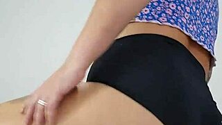 batendo siririca e socando o dedo no cuzinho ate abrir