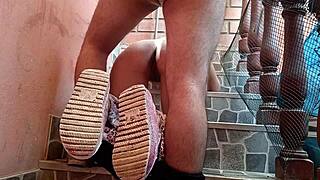 pillan a la vecina limpiando la escalera com�n yvse la follan cerca al segundo piso del vecino casi son descubiertos