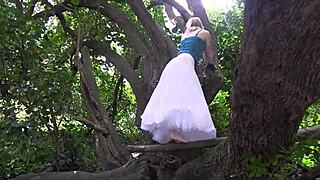 Watch the wife masturbate on a tree?