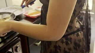 minha amiga foi cozinhar pra mim so de langeri calcinha fio dental