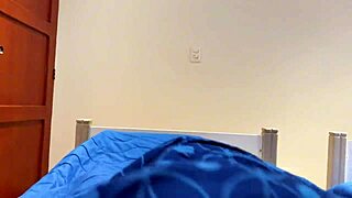 Comparto habitacion con mi hermanastras y me la follo