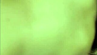 jugando con mi juguete por primera vez anal