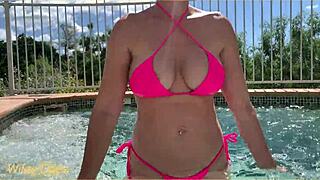 The wife daringly flashes her tits in the hotel pool