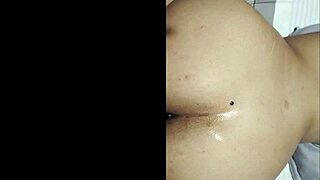 jugando con mi juguete por primera vez anal