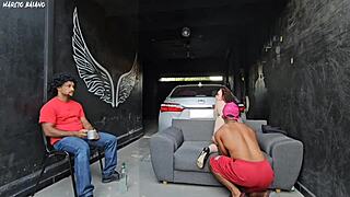 A namorada do meu amigo dança bem agarrada comigo ela percebe meu pau duro e fode comigo na frente do corno