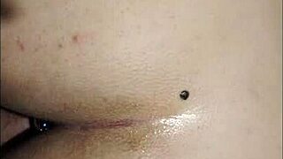 jugando con mi juguete por primera vez anal