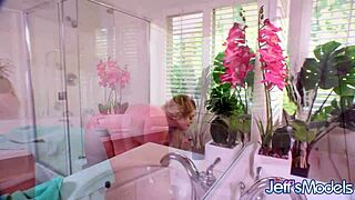 Blonde plumper luna storm enjoys solo wanking in bathtub, what do you think of her big ass?