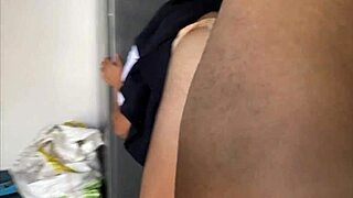 Pervertido Padrastro Cubre De Semen A La Flaca De Su Hijastra En Uniforme Escolar Después De Clases