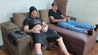 Eu e meu enteado batendo uma juntos