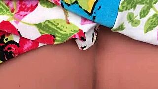 Faço uma massagem deliciosa na minha enteada com final feliz sex toy