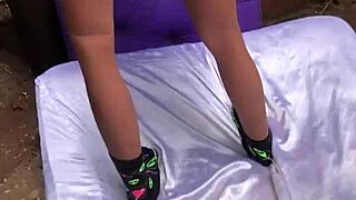 Faço uma massagem deliciosa na minha enteada com final feliz sex toy