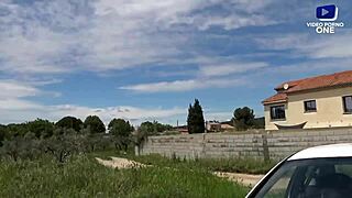 Il baise une jeune inconnue dans un champs!