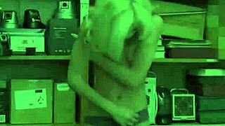 हॉट परफेक्ट बॉडी टीन 18+ ब्लोंड कियारा कोल शॉपलिफ्टिंग में पकड़ी, गार्ड को चोदा कोप्स से बचने को