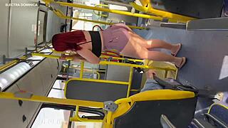 Levei a minha empregada para a minha casa olha oque ela fez no ônibus a bunda dela é uma delícia