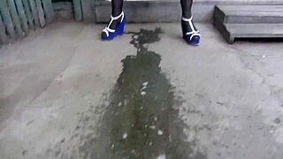 Outdoor milf pisses in jeans in public garden, amateur fetish