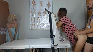 duas safadas visitam ginecologista para brincar com buceta