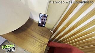 noivo corno faz vídeo chamada para ver a noiva fodendo com homem de pau grosso