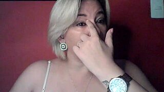 Ei, quer ver o gozo escorrendo na buceta dessa in6sto maravilha do Instagram?