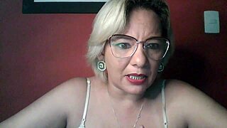 Ei, quer ver o gozo escorrendo na buceta dessa in6sto maravilha do Instagram?