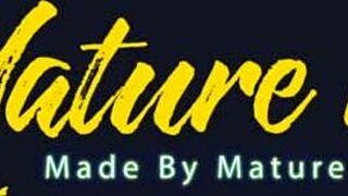 young mia evans gets cozy with stepmom and best friend in intimate playtime