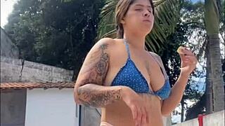 I flash my big pussy all day for the builder