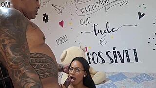 ei padrasto safado invadiu meu quarto pra fuder gostoso com essa latina gostosa