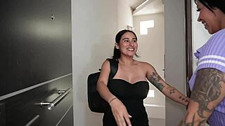 Culiando la mejor amiga de mi novia mientras ella ignora tv