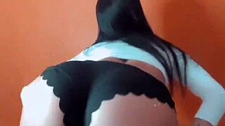 Can't believe how sexy this gostosa dances her ass off with emojis 😍🍑🔥💦